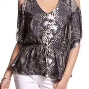 Express snakeskin cold shoulder duster top ❤️